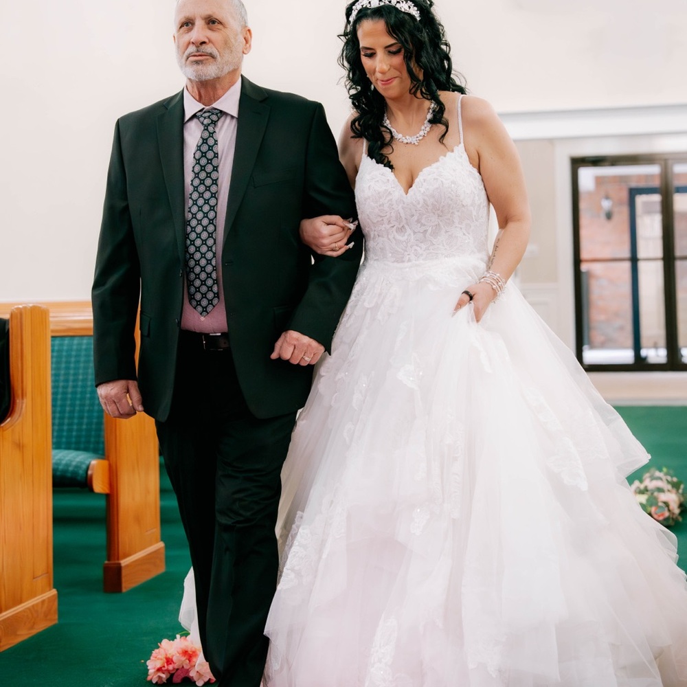 Elegant White Lace Ball Gown Wedding Dress with Spaghetti Straps